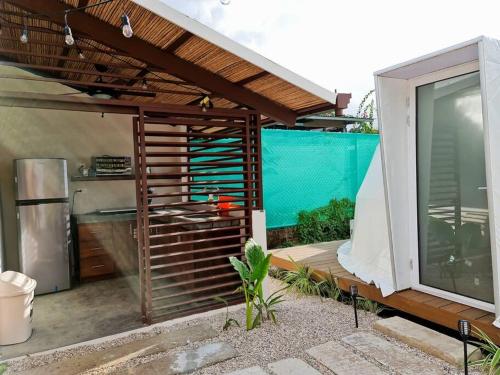 un cortile posteriore con cucina e patio esterno di Ubuntu Glamping a Guanacaste