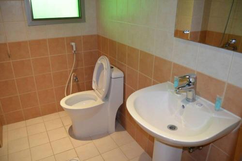 a bathroom with a toilet and a sink at تأجير شهري وسنوي in Al Khobar