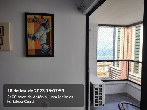 una pintura de un jugador de béisbol en una pared junto a una ventana en Via Venetto Flat Fortaleza Bera mar, en Fortaleza