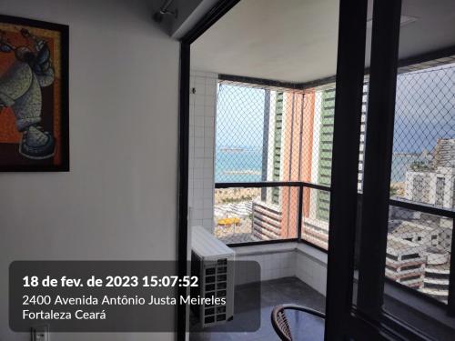 Habitación con balcón con vistas a la ciudad. en Via Venetto Flat Fortaleza Bera mar, en Fortaleza