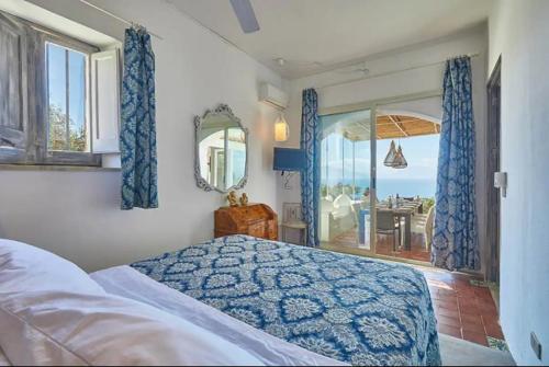 een slaapkamer met een bed en uitzicht op de oceaan bij Villa Giacona Venuti in Terrasini