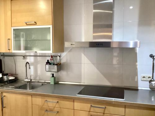 a kitchen with a sink and a counter top at La SERENA. Parking gratuito in Toledo