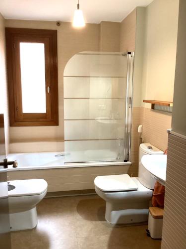a bathroom with a shower and a toilet and a sink at La SERENA. Parking gratuito in Toledo