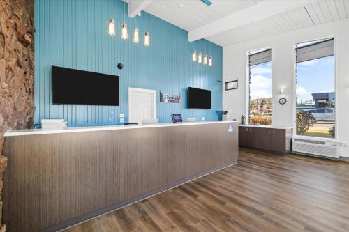 an office with a reception desk with a flat screen tv at Bend Inn & Suites in Bend