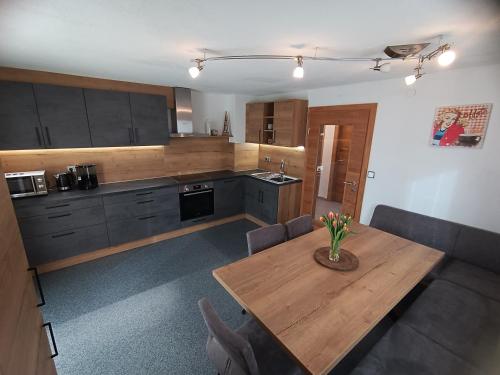 cocina con mesa de madera y comedor en Haus Bianca, en Stumm