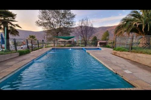 Curacaví的住宿－Altos de Curacavi，院子里的大型蓝色游泳池