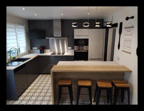 A cozinha ou cozinha compacta de COSY HOME - Wifi - Paris/Orly - Accès 24/24