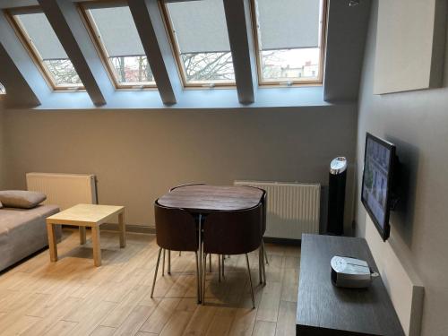 a living room with a table and a couch at Apartament Giżycko in Giżycko