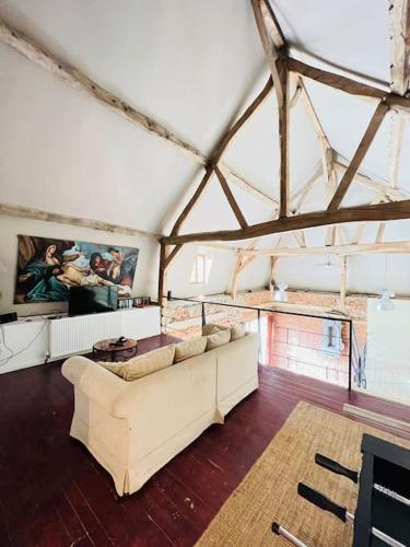 - un salon avec un canapé blanc dans un bâtiment dans l'établissement Château d'Humieres - Casa Allegro, à Humières