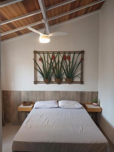Giường trong phòng chung tại Recanto da Praia Kitnetes