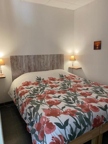 une chambre avec un lit avec un couvre-lit fleuri dans l'établissement Rez-de-villa proche de la mer - Villa Temana, à Saint-Cyr-sur-Mer