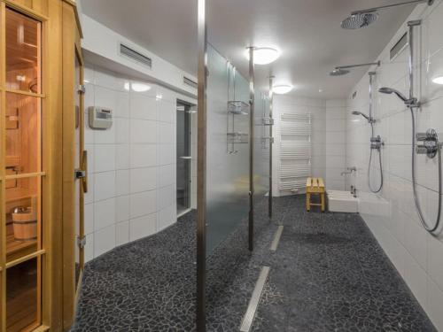 baño con ducha a ras de suelo y ducha a ras de suelo en Apartment house Jann-Berghaus, Norderney, en Norderney