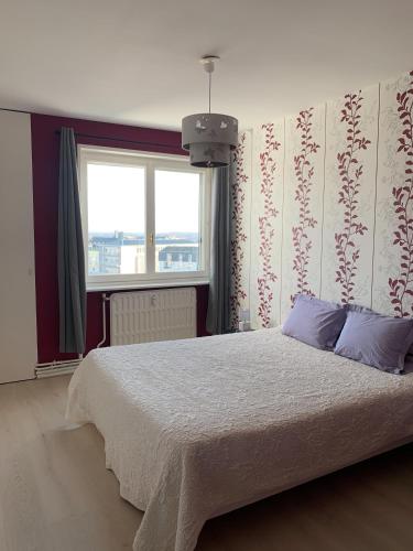 une chambre avec un lit et une fenêtre dans l'établissement Berck: front de mer avec vue sur la plage, à Berck-sur-Mer
