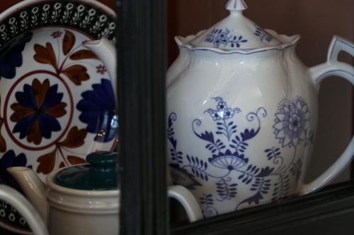a blue and white vase sitting on a shelf at Auberge de Campveerse Toren in Veere