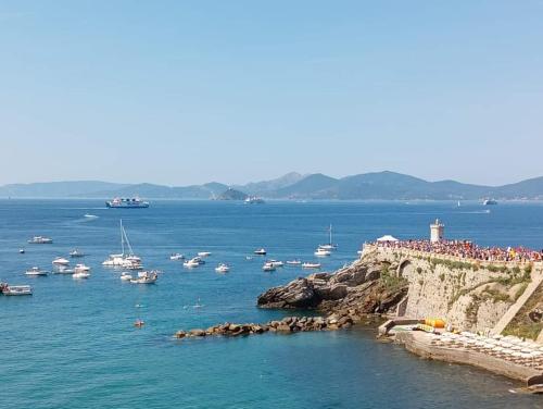 a group of people standing on a cliff near the water at Il Balcone sull'Elba in Piombino