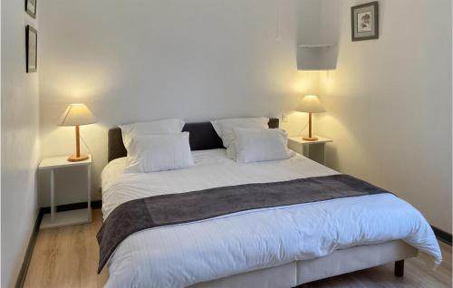 um quarto com uma grande cama branca e 2 candeeiros em Nice Home In St, Jean Aux Amognes With Kitchen em Saint-Sulpice