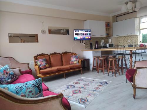 uma sala de estar com sofás e uma cozinha em İstanbulda merkezi konum, müstakil bina em Istambul