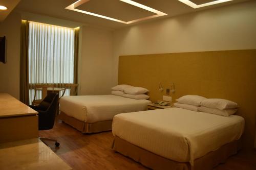 Ein Bett oder Betten in einem Zimmer der Unterkunft Ramada by Wyndham Mexico City Santa Fe