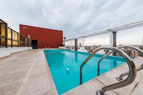 una piscina en la azotea de un edificio en Bv Illia 50 - B Nueva Córdoba Edificio con Pileta en Terraza en Córdoba