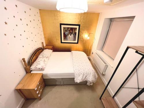 Säng eller sängar i ett rum på Gold Penthouse - Near Basingstoke hospital 2min