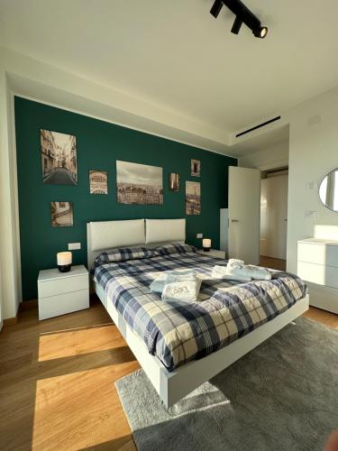 1 dormitorio con cama y pared verde en Torre Milano - Luxury modern flat, en Milán