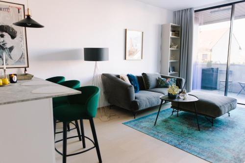 uma sala de estar com um sofá e uma mesa em Design Apartman - Free parking em Szeged