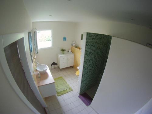 an overhead view of a bathroom with a sink at Les Chambres de PEYROUTOUS in Pont-du-Casse