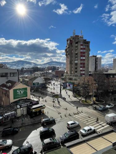 een stad met auto's geparkeerd op een parkeerplaats bij SleepInNP in Novi Pazar