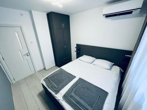 Dormitorio pequeño con cama con cabecero negro en Orpheus and Eurydice, en Smolyan