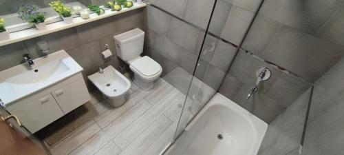 uma casa de banho com um WC, um lavatório e um chuveiro em Semipiso 3 Dormitorios 2 Baños Nueva Córdoba em Córdova