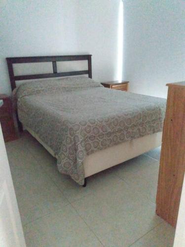 1 dormitorio con 1 cama en una habitación en Hermoso depto en excelente ubicacion en Puerto Madryn