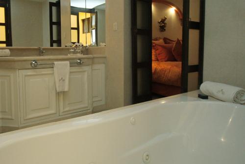 A bathroom at Palacio Borghese Hotel Boutique - Adults Only