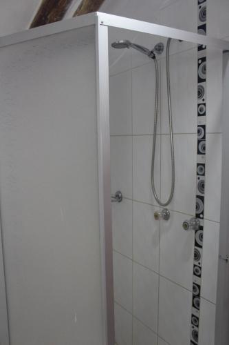 baño con ducha y puerta de cristal en Hostal Turistico ILLAPA CUSCO 119, en Cusco