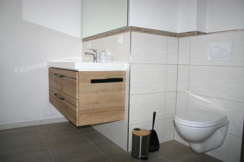łazienka z umywalką i toaletą w obiekcie Chill-out w mieście Heilbad Heiligenstadt