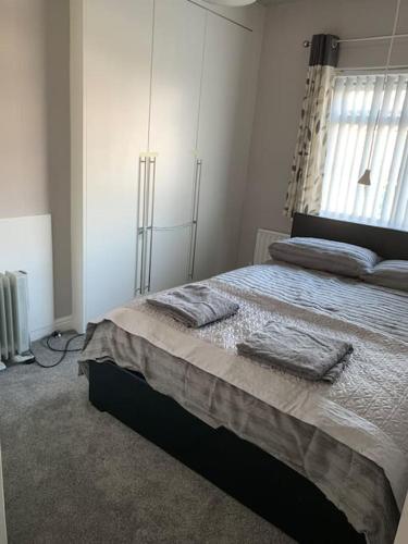 sypialnia z łóżkiem z dwoma ręcznikami w obiekcie Private apartment in Wrose, Shipley, Bradford w mieście Shipley