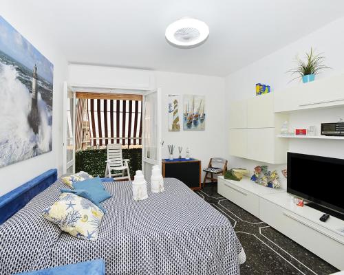 biały pokój z łóżkiem i telewizorem w obiekcie Appartamento Rapallo Liguria Maria Jose w Rapallo