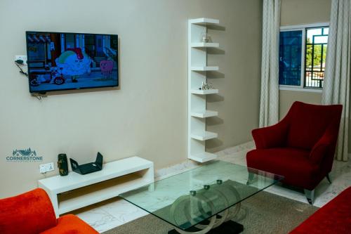 TV a/nebo společenská místnost v ubytování CORNERSTONE APARTMENTS