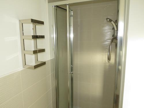 y baño con ducha y puerta de cristal. en St Martins House Birmingham Near the NEC, Jaguar Land Rover, HS2, Resorts World, Bear Grylls Centre and Birmingham Airport, with garage and free allocated parking, perfect for contractors and families, en Kingshurst