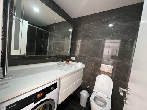 La salle de bains est pourvue d'un lavabo et d'un lave-linge. dans l'établissement Full Panoramic Suite Residence, à Istanbul