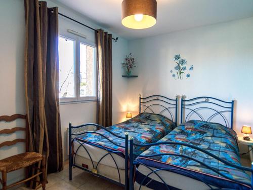 une chambre avec un lit dans une pièce avec une fenêtre dans l'établissement Maison de plain-pied avec jardin, clim, 3 chambres et parking près du Bassin de Thau - FR-1-604-19, à Mèze