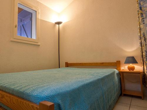 a small bedroom with a bed and a window at Appartement Loupian, 2 pièces, 4 personnes - FR-1-604-9 in Loupian