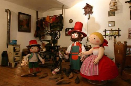 a group of dolls in a living room with hats at P&P Jičín Apartments - soukromé 2-3 lůžkové pokoje s vlastní kuchyní a koupelnou in Jičín