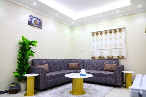 a living room with a couch and a table at فندق منازل الضيف in Al Madinah