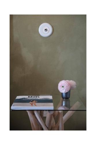 a table in front of a mirror with a cake at Les Jardins de Sitaara in Cucuron