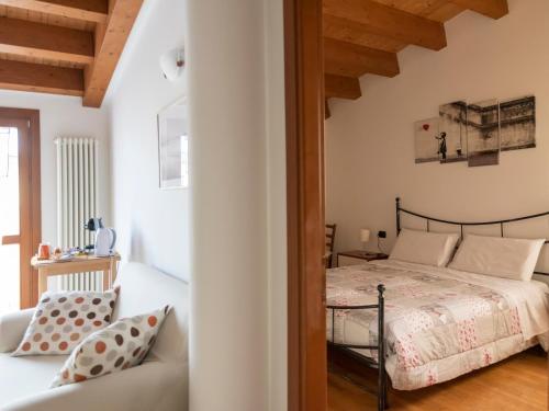 1 dormitorio con 1 cama en una habitación con techos de madera en Appartamento ISOTTA, en Lugo