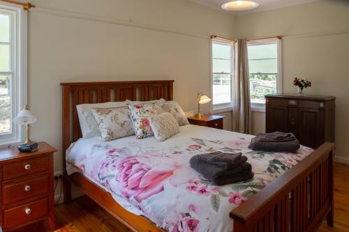 een slaapkamer met een bed met kussens erop bij Settlement Lodge in Mount Buller