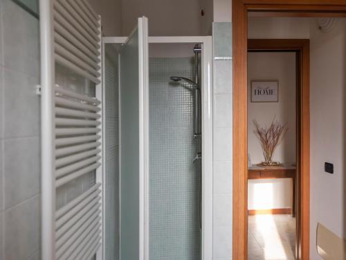 bagno con doccia e porta in vetro di Appartamento ISOTTA a Lugo