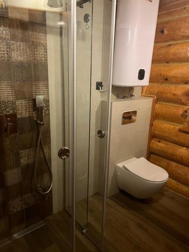 Ένα μπάνιο στο Wooden Valley Zlatibor Resort