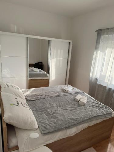 sypialnia z łóżkiem i dużym lustrem w obiekcie City Rent 1 w mieście Osijek