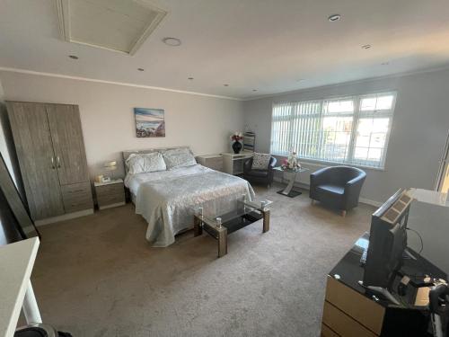 a bedroom with a bed and a tv in a room at studio flat near NEC, Solihull & Airport. Short & Long stay Contractors HS2, NHS in Solihull